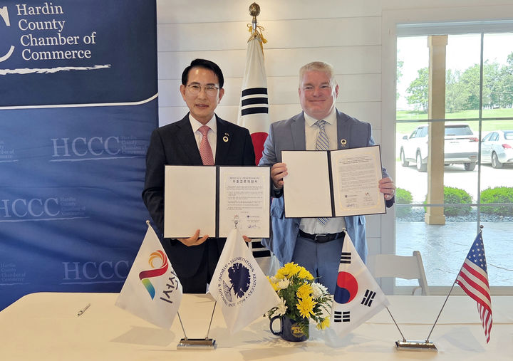[서산=뉴시스] 미국 현지 시각으로 11일 미국 켄터키주 엘리자베스타운 상공회의소에서 이완섭(왼쪽) 서산시장과 제프 그레고리 엘리자베스타운 시장이 우호교류 의향서에 서명한 뒤 기념 사진을 찍고 있다. (사진=서산시 제공) 2025.06.12. photo@newsis.com *재판매 및 DB 금지