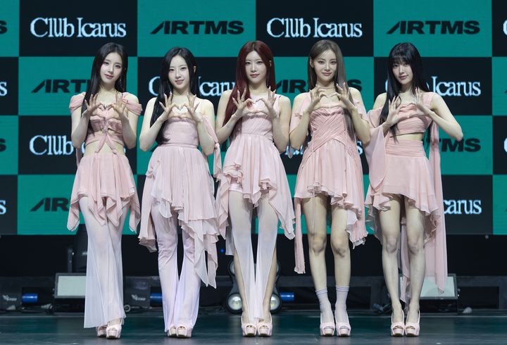 [서울=뉴시스] 그룹 '아르테미스'가 12일 서울 광진구 예스24 라이브홀에서 열린 새 미니 앨범 '클럽 이카루스'(Club Icarus) 발매 기념 쇼케이스에서 포즈를 취하고 있다. (사진=모드 하우스 제공) 2025.06.12 photo@newsis.com *재판매 및 DB 금지