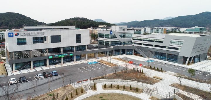 [정읍=뉴시스] 정읍시의 바이오 스타트업 육성의 전초기지 '첨단바이오 코워킹스페이스'가 들어선 첨단산업단지 복합문화센터. *재판매 및 DB 금지