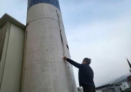 [울산=뉴시스] 울산시는 ‘2025년 목욕탕 노후굴뚝 정비사업’의 일환으로 울주군 언양읍에 위치한 언양헬스사우나 굴뚝을 첫 번째로 해체했다고 13일 밝혔다. (사진= 울산시 제공) 2025.06.13.photo@newsis.com *재판매 및 DB 금지