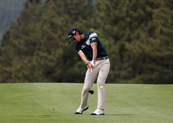 [서울=뉴시스] 하나은행 인비테이셔널 첫날 9언더파 63타로 공동 1위에 오른 이형준. (사진=KPGA 홈페이지 캡처) *재판매 및 DB 금지