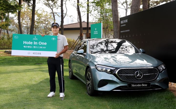 [서울=뉴시스] 하나은행 인비테이셔널(총상금 13억원) 첫날 8번 홀(파3)에서 홀인원을 적은 이규민. (사진=KPGA 제공) *재판매 및 DB 금지