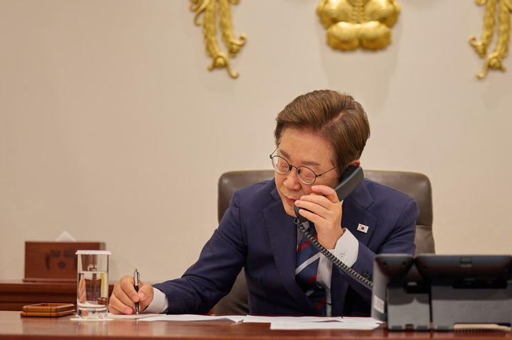 [서울=뉴시스] 이재명 대통령이 지난 11일 서울 용산구 대통령실 청사 집무실에서 페트르 피알라 체코 총리와 전화 통화를 하고 있다. (사진=이재명 대통령 SNS) 2025.06.12. photo@newsis.com *재판매 및 DB 금지