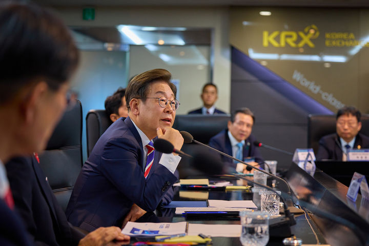 [서울=뉴시스] 이재명 대통령이 지난 11일 서울 영등포구 한국거래소 통합관제센터를 방문해 증시시황 및 시장감시 체계 브리핑을 듣고 있다. (사진=이재명 대통령 SNS) 2025.06.12. photo@newsis.com *재판매 및 DB 금지