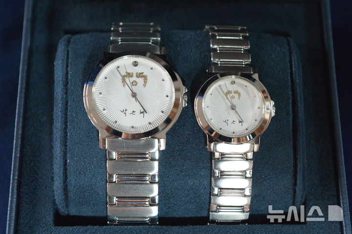 [서울=뉴시스] 청와대가 대통령 행사에서 초청한 내빈들에게 증정하기 위해 제작한 시계. 청와대를 상징하는 봉황 문양과 박근혜 전 대통령의 친필 사인이 각인되어 있다. (사진=뉴시스 DB) 2025.06.12. photo@newsis.com