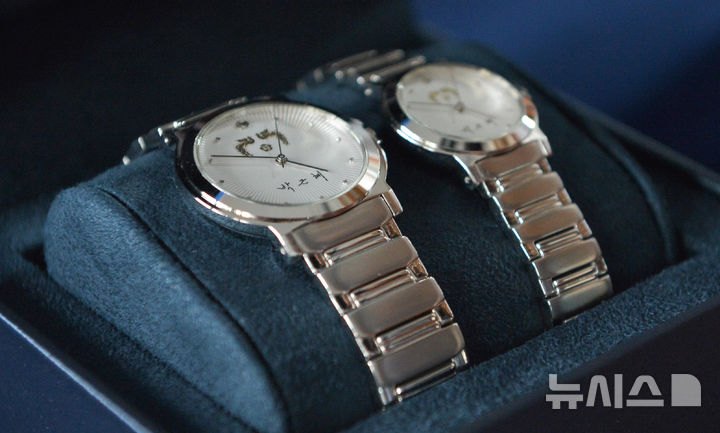 [서울=뉴시스] 청와대가 대통령 행사에서 초청한 내빈들에게 증정하기 위해 제작한 시계. 청와대를 상징하는 봉황 문양과 박근혜 전 대통령의 친필 사인이 각인되어 있다. (사진=뉴시스 DB) 2025.06.12. photo@newsis.com