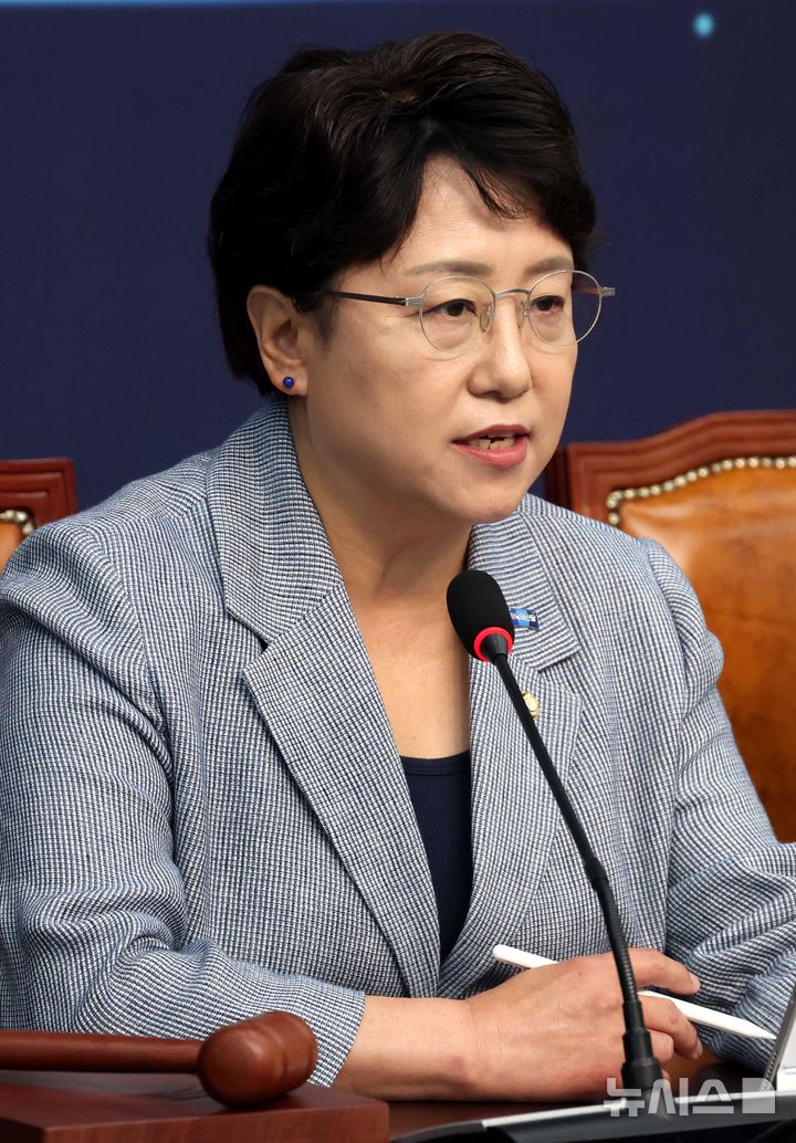 [서울=뉴시스] 조성봉 기자= 김선민 조국혁신당 당대표 권한대행이 12일 오전 서울 여의도 국회에서 열린 최고위원회의에서 발언을 하고 있다. 2025.06.12. suncho21@newsis.com