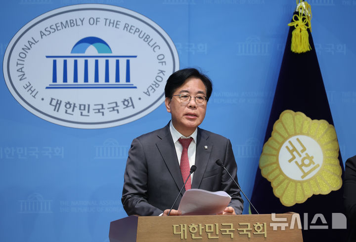 [서울=뉴시스] 고승민 기자 = 송언석 국민의힘 의원이 지난 12일 서울 여의도 국회 소통관에서 원내대표 선거 출마 기자회견을 하고 있다. 2025.06.12. kkssmm99@newsis.com