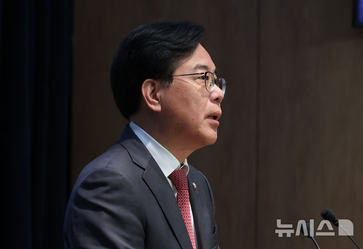 [서울=뉴시스] 고승민 기자 = 송언석 국민의힘 의원이 12일 서울 여의도 국회 소통관에서 원내대표 선거 출마 기자회견을 하고 있다. 2025.06.12. kkssmm99@newsis.com