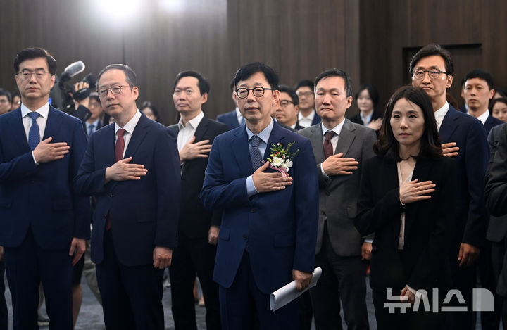 [서울=뉴시스] 배훈식 기자 = 박윤주 신임 외교부 1차관이 12일 오전 서울 종로구 외교부 청사에서 열린 취임식에서 국민의례를 하고 있다. (공동취재) 2025.06.12. photo@newsis.com