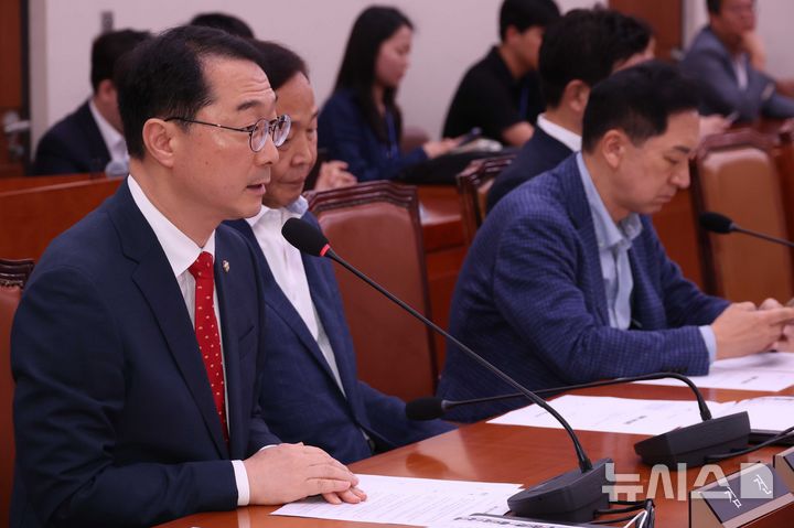 [서울=뉴시스] 조성봉 기자= 김건 국회 외통위 국민의힘 간사가 지난 12일 오전 서울 여의도 국회에서 열린 외교통일위원회 전체회의에서 6.25 참전용사 출신의 찰스 랭글 전 미국 하원 의원 추모 결의안 관련 발언을 하고 있다. 2025.06.12. suncho21@newsis.com