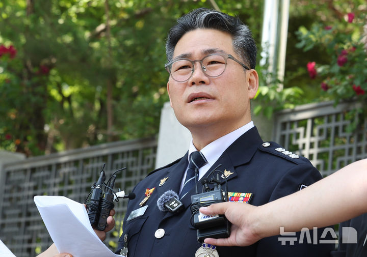 [서울=뉴시스] 추상철 기자 = 전 영등포경찰서 형사과장인 백해룡 경정이 12일 오전 서울 서초구 대검찰청 앞에서 '세관 마약밀수 연루 의혹'과 관련해 합동수사팀 출범에 대한 입장 발표를 하고 있다. 2025.06.12. scchoo@newsis.com