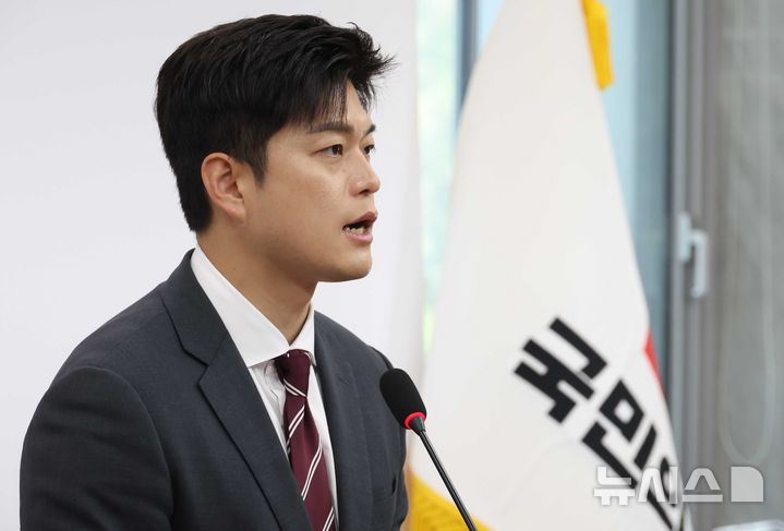 [서울=뉴시스] 조성봉 기자= 김용태 국민의힘 비상대책위원장이 12일 오전 서울 여의도 국회에서 '검찰해체 4법'과 관련해 입장발표를 하고 있다. 김 비대위원장은 "검찰개혁은 신중하고 숙의과정을 거쳐 진행돼야 한다"며 즉각 철회를 촉구했다. 2025.06.12. suncho21@newsis.com