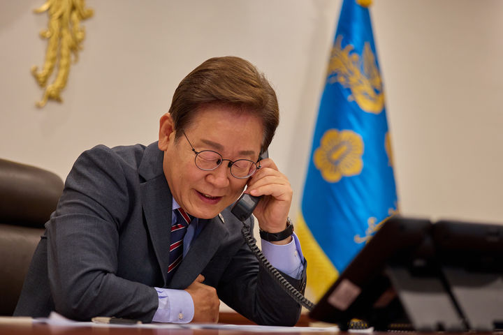 [서울=뉴시스] 이재명 대통령이 12일 서울 용산구 대통령실 청사 집무실에서 르엉 끄엉 베트남 국가주석과 전화 통화를 하고 있다. (사진=대통령실 제공) 2025.06.12. photo@newsis.com *재판매 및 DB 금지