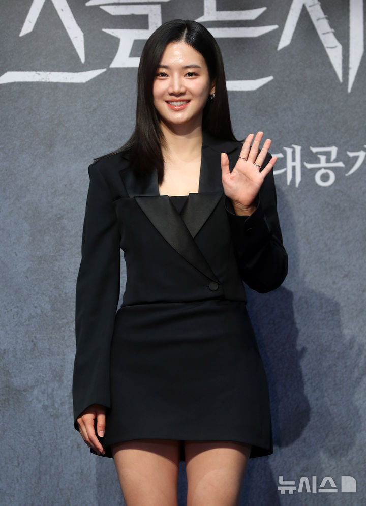 [서울=뉴시스] 김혜진 기자 = 배우 박주현이 12일 오전 서울 구로구 라마다 신도림 호텔에서 열린 STUDIO X+U 새 미드폼 드라마 '메스를 든 사냥꾼' 제작발표회에서 포즈를 취하고 있다. 2025.06.12. jini@newsis.com
