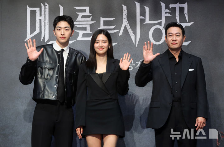 [서울=뉴시스] 김혜진 기자 = 배우 강훈(왼쪽부터), 박주현, 박용우가 12일 오전 서울 구로구 라마다 신도림 호텔에서 열린 STUDIO X+U 새 미드폼 드라마 '메스를 든 사냥꾼' 제작발표회에서 포즈를 취하고 있다. 2025.06.12. jini@newsis.com