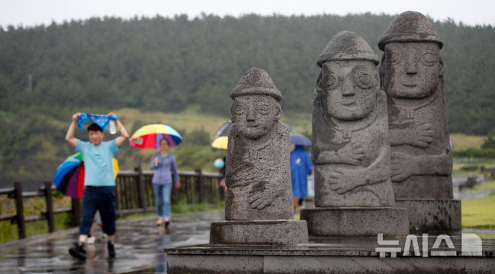 [서귀포=뉴시스] 우장호 기자 = 비가 내리는 12일 오전 제주 서귀포시 대정읍 송악산 둘레길에서 우산을 쓴 관광객들이 걸어가고 있다. 2025.06.12. woo1223@newsis.com