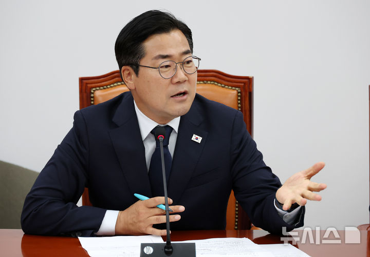 [서울=뉴시스] 조성우 기자 = 박찬대 더불어민주당 원내대표가 12일 오전 서울 여의도 국회에서 열린 고별 기자간담회에서 발언하고 있다. 2025.06.12. xconfind@newsis.com