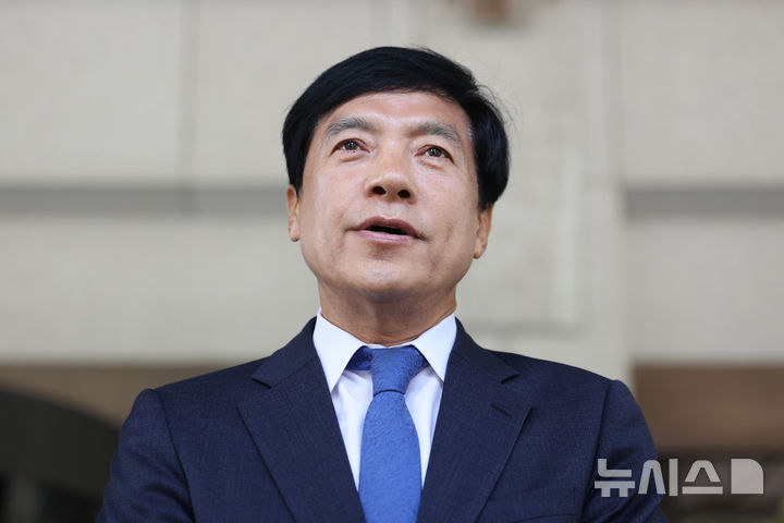 [서울=뉴시스] 김진아 기자 = 김학의 전 법무부 차관 불법 출국금지 의혹과 관련된 수사에 외압을 행사한 혐의로 재판에 넘겨진 이성윤 더불어민주당 의원이 12일 서울 서초구 대법원에서 열린 직권남용 권리행사방해 혐의 관련 상고심 선고기일에서 무죄 판결을 받은 뒤 입장을 밝히고 있다. 2025.06.11. bluesoda@newsis.com