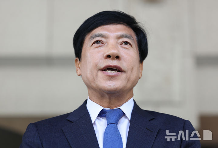 [서울=뉴시스] 김진아 기자 = 김학의 전 법무부 차관 불법 출국금지 의혹과 관련된 수사에 외압을 행사한 혐의로 재판에 넘겨진 이성윤 더불어민주당 의원이 12일 서울 서초구 대법원에서 열린 직권남용 권리행사방해 혐의 관련 상고심 선고기일에서 무죄 판결을 받은 뒤 입장을 밝히고 있다. 2025.06.11. bluesoda@newsis.com