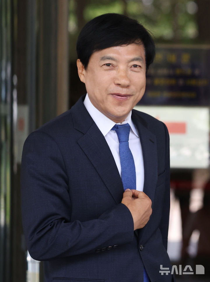 [서울=뉴시스] 김진아 기자 = 김학의 전 법무부 차관 불법 출국금지 의혹과 관련된 수사에 외압을 행사한 혐의로 재판에 넘겨진 이성윤 더불어민주당 의원이 12일 서울 서초구 대법원에서 열린 직권남용 권리행사방해 혐의 관련 상고심 선고기일에서 무죄 판결을 받은 뒤 법정을 나서고 있다. 2025.06.11. bluesoda@newsis.com