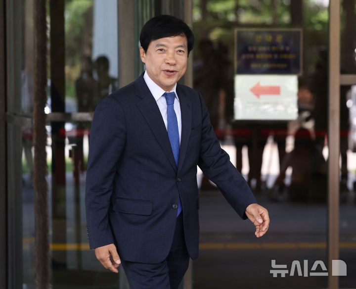 [서울=뉴시스] 김진아 기자 = 김학의 전 법무부 차관 불법 출국금지 의혹과 관련된 수사에 외압을 행사한 혐의로 재판에 넘겨진 이성윤 더불어민주당 의원이 12일 서울 서초구 대법원에서 열린 직권남용 권리행사방해 혐의 관련 상고심 선고기일에서 무죄 판결을 받은 뒤 법정을 나서고 있다. 2025.06.11. bluesoda@newsis.com