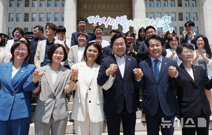 [서울=뉴시스] 고승민 기자 = 박찬대 더불어민주당 원내대표가 12일 서울 여의도 국회에서 열린 진보당 손솔 의원 등원식 앞을 지나가던 중 이들과 함께 기념촬영하고 있다. 2025.06.12. kkssmm99@newsis.com