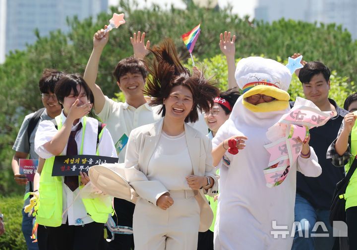 [서울=뉴시스] 고승민 기자 = 12일 서울 여의도 국회에서 열린 진보당 손솔 의원 등원식에서 손 의원과 청년 참석자들이 함께 퍼포먼스를 하고 있다. 2025.06.12. kkssmm99@newsis.com