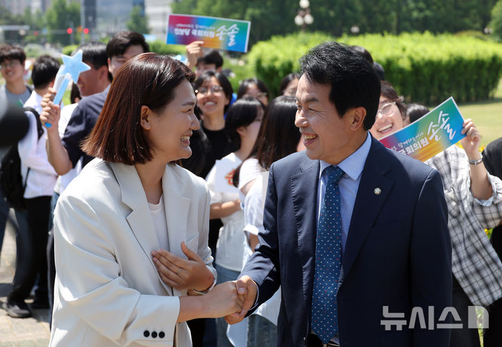 [서울=뉴시스] 고승민 기자 = 지난 12일 서울 여의도 국회에서 열린 진보당 손솔 의원 등원식에서 윤종오 원내대표와 손 의원이 인사하고 있다. 2025.06.12. kkssmm99@newsis.com