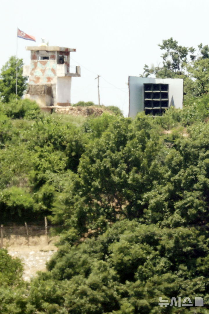 [파주뉴시스] 최동준 기자 = 12일 경기 파주시 접경지역에서 바라본 북한 개풍군 지역에 북한군 대남 확성기가 보이고 있다.이날 합동참모본부는 북한의 대남 소음 방송이 청취된 지역은 없다며 북한의 관련 동향을 예의주시하고 있다고 밝혔다. 2025.06.12. photocdj@newsis.com