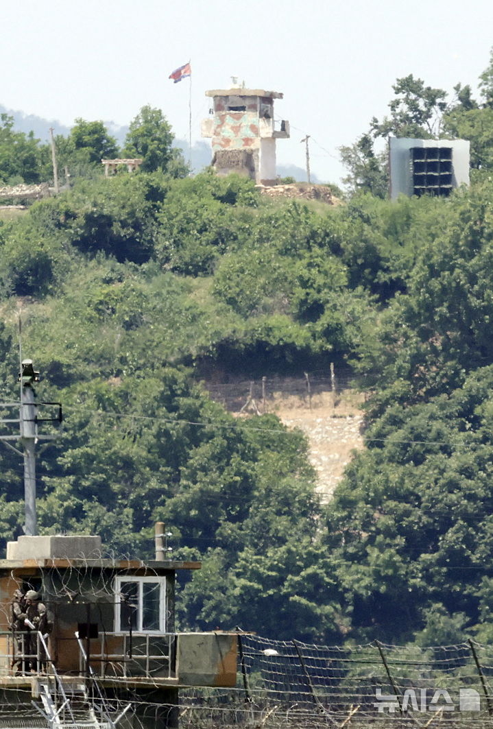 [파주뉴시스] 최동준 기자 = 12일 경기 파주시 접경지역에서 바라본 북한 개풍군 지역에 북한군 대남 확성기가 보이고 있다. 이날 합동참모본부는 북한의 대남 소음 방송이 청취된 지역은 없다며 북한의 관련 동향을 예의주시하고 있다고 밝혔다. 2025.06.12. photocdj@newsis.com
