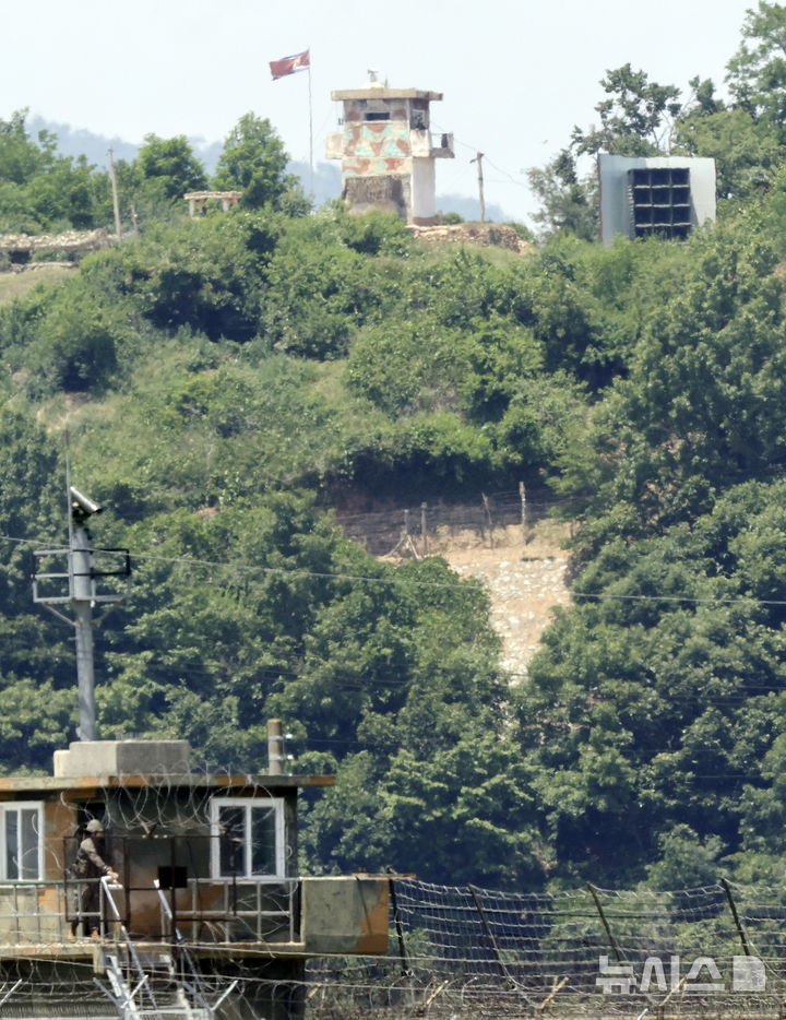 [파주뉴시스] 최동준 기자 = 12일 경기 파주시 접경지역에서 바라본 북한 개풍군 지역에 북한군 대남 확성기가 보이고 있다. 이날 합동참모본부는 북한의 대남 소음 방송이 청취된 지역은 없다며 북한의 관련 동향을 예의주시하고 있다고 밝혔다. 2025.06.12. photocdj@newsis.com