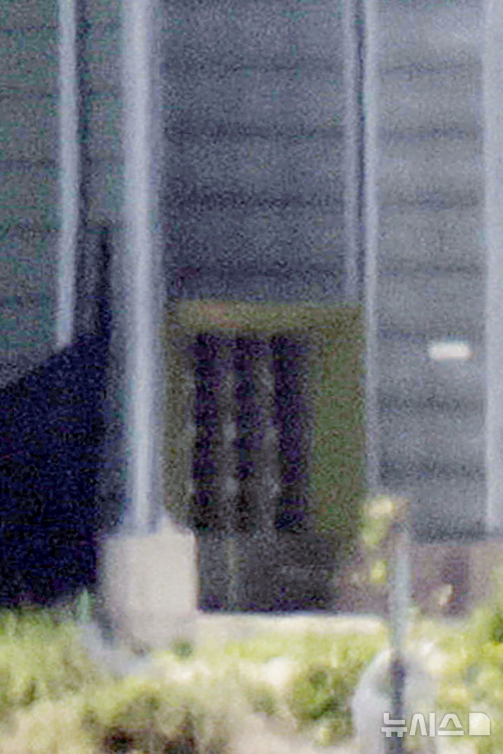 [파주뉴시스] 최동준 기자 = 대북 확성기 방송이 중단된 12일 경기 파주시 접경지역에서 바라본 우리군 초소 앞으로 대북 확성기가 보이고 있다. 2025.06.12. photocdj@newsis.com