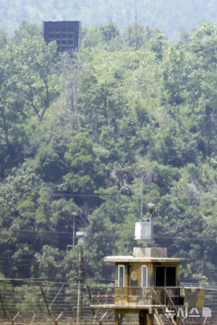 [파주뉴시스] 최동준 기자 = 12일 경기 파주시 접경지역에서 바라본 북한 개풍군 지역에 북한군 대남 확성기가 보이고 있다.이날 합동참모본부는 북한의 대남 소음 방송이 청취된 지역은 없다며 북한의 관련 동향을 예의주시하고 있다고 밝혔다. 2025.06.12. photocdj@newsis.com