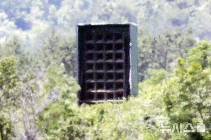 [파주뉴시스] 최동준 기자 = 12일 경기 파주시 접경지역에서 바라본 북한 개풍군 지역에 북한군 대남 확성기가 보이고 있다.&nbsp; 이날 합동참모본부는 북한의 대남 소음 방송이 청취된 지역은 없다며 북한의 관련 동향을 예의주시하고 있다고 밝혔다. 2025.06.12. photocdj@newsis.com