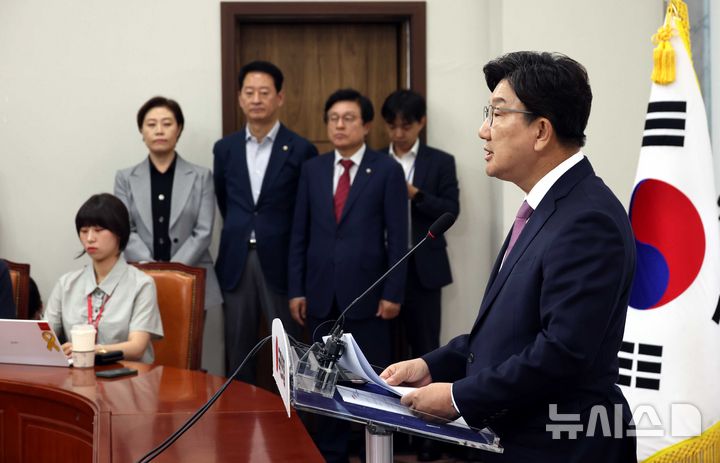[서울=뉴시스] 조성봉 기자= 권성동 국민의힘 원내대표가 12일 오후 서울 여의도 국회에서 열린 퇴임 기자회견에서 발언을 하고 있다. 2025.06.12. suncho21@newsis.com