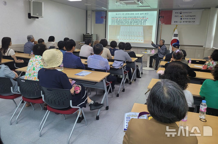 나주시립도서관에서 시민들이 인문학 강좌를 수강하고 있다. (사진=나주시 제공) photo@newsis.com