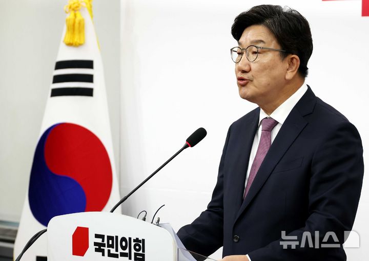 [서울=뉴시스] 조성봉 기자= 권성동 국민의힘 원내대표가 12일 오후 서울 여의도 국회에서 열린 퇴임 기자회견에서 취재진의 질문에 답변하고 있다. 2025.06.12. suncho21@newsis.com