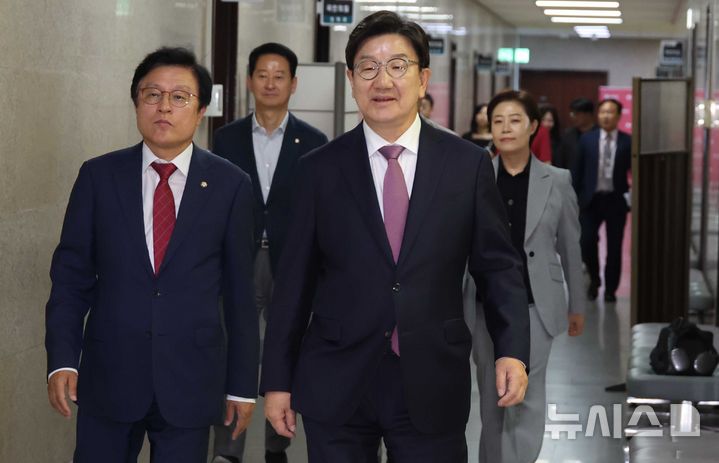 [서울=뉴시스] 조성봉 기자= 권성동 국민의힘 원내대표가 12일 오후 서울 여의도 국회에서 열린 퇴임 기자회견에 참석하고 있다. 2025.06.12. suncho21@newsis.com
