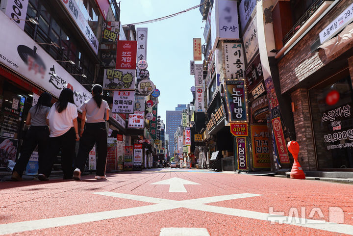 [서울=뉴시스] 황준선 기자 = 12일 서울 종로구 종각 젊음의 거리 모습.이날 한국은행에 따르면 올해 1분기 숙박·음식점업의 금융권 대출 잔액이 사상 처음 90조원을 넘어서며 내수 경기 침체 장기화 속 숙박·음식점업 소상공인의 위기가 깊어지고 있다. 2025.06.12. hwang@newsis.com