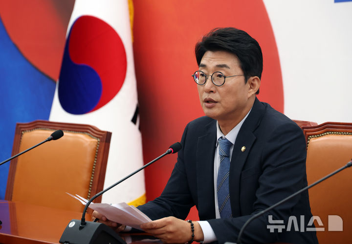 [서울=뉴시스] 고승민 기자 = 노종면 더불어민주당 의원이 12일 서울 여의도 국회에서 3대 특검 후보자 관련 브리핑을 하고 있다. 2025.06.12. kkssmm99@newsis.com