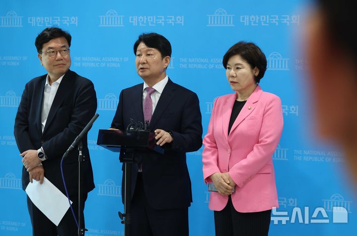 [서울=뉴시스] 조성봉 기자= 권영진 국민의힘 의원이 12일 오후 서울 여의도 국회 소통관에서 '당의 혁신을 바라는 재선의원 모임의 두 번째 입장발표' 기자회견을 마치고 취재진의 질문에 답변하고 있다. 왼쪽부터 서범수 의원, 권 의원, 조은희 의원. 2025.06.12. suncho21@newsis.com