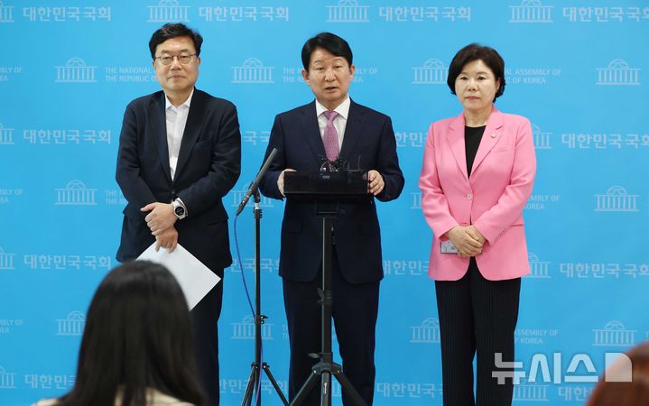 [서울=뉴시스] 조성봉 기자= 권영진 국민의힘 의원이 12일 오후 서울 여의도 국회 소통관에서 '당의 혁신을 바라는 재선의원 모임의 두 번째 입장발표' 기자회견을 마치고 취재진의 질문에 답변하고 있다. 왼쪽부터 서범수 의원, 권 의원, 조은희 의원. 2025.06.12. suncho21@newsis.com