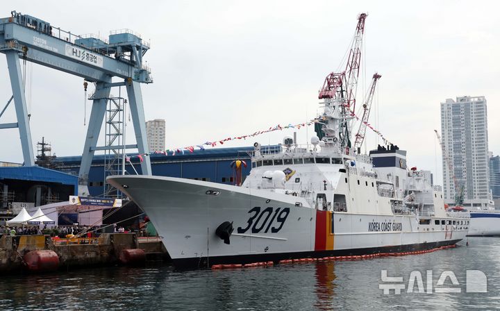 [부산=뉴시스] 하경민 기자 = 해양경찰청 최신예 경비함정 '태평양 19호'(3019함·3840t)의 진수식이 12일 오후 부산 영도구 HJ중공업 영도조선소에서 열리고 있다. 시운전과 마무리 의장 작업을 거쳐 내년 1월 현장에 투입될 예정인 3019함은 길이 122.2m, 폭 15m, 최대속력 24노트(시속 약 45㎞)이며, 10m급 고속단정 2척과 분당 20t의 물 분사가 가능한 소화포 3대, 첨단 감시장비 등을 갖추게 된다. 2025.06.12. yulnetphoto@newsis.com