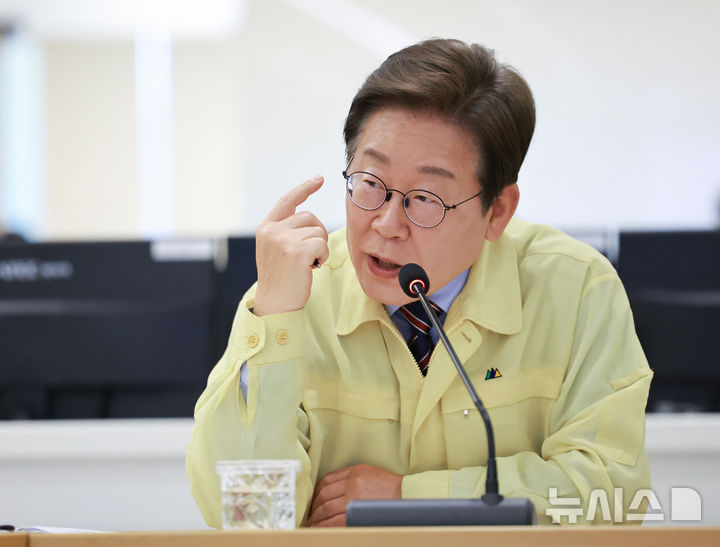 [서울=뉴시스] 최진석 기자 = 이재명 대통령이 12일 서울 서초구 한강홍수통제소에서 열린 수해(장마) 대비 현장 점검 회의에서 발언하고 있다. (대통령실통신사진기자단) 2025.06.12. myjs@newsis.com