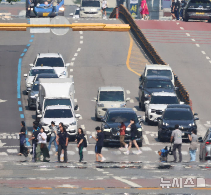 [인천=뉴시스] 전진환 기자 = 전국이 낮 최고 30도 안팎의 무더운 날씨를 보인 12일 오후 인천 남동구 구월로 아스팔트 도로에 지열로 아지랑이가 피어 오르고 있다. 2025.06.12. amin2@newsis.com