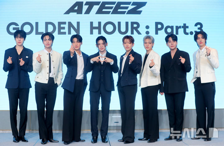 [서울=뉴시스] 김혜진 기자 = 그룹 에이티즈(왼쪽부터 윤호, 성화, 산, 여상, 홍중, 우영, 종호, 민기)가 12일 오후 서울 마포구 호텔 나루 서울 엠갤러리에서 열린 미니 12집 '골든 아워 : 파트 3(GOLDEN HOUR : Part.3)' 발매 기념 기자간담회에서 포즈를 취하고 있다. 2025.06.12. jini@newsis.com