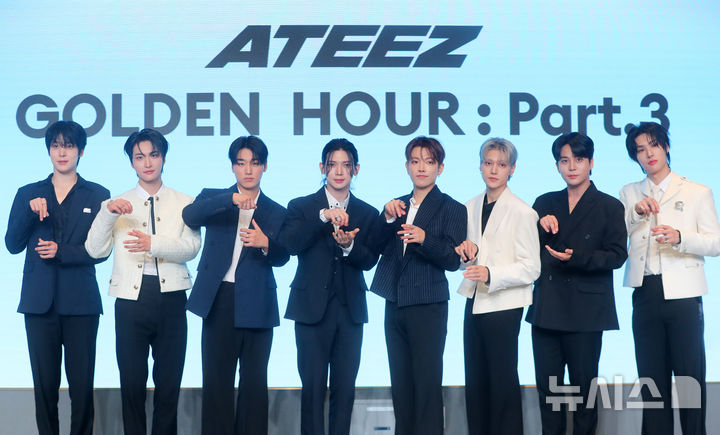 [서울=뉴시스] 김혜진 기자 = 그룹 에이티즈(왼쪽부터 윤호, 성화, 산, 여상, 홍중, 우영, 종호, 민기)가 12일 오후 서울 마포구 호텔 나루 서울 엠갤러리에서 열린 미니 12집 '골든 아워 : 파트 3(GOLDEN HOUR : Part.3)' 발매 기념 기자간담회에서 포즈를 취하고 있다. 2025.06.12. jini@newsis.com