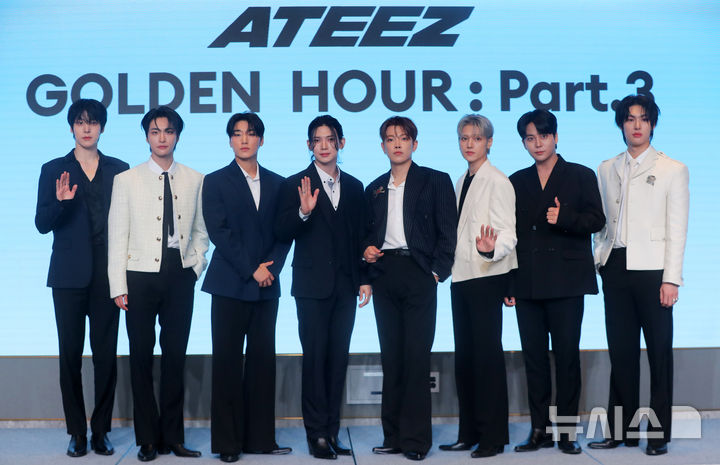 [서울=뉴시스] 김혜진 기자 = 그룹 에이티즈(왼쪽부터 윤호, 성화, 산, 여상, 홍중, 우영, 종호, 민기)가 12일 오후 서울 마포구 호텔 나루 서울 엠갤러리에서 열린 미니 12집 '골든 아워 : 파트 3(GOLDEN HOUR : Part.3)' 발매 기념 기자간담회에서 포즈를 취하고 있다. 2025.06.12. jini@newsis.com