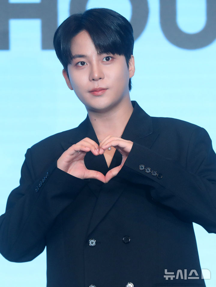 [서울=뉴시스] 김혜진 기자 = 그룹 에이티즈 종호가 12일 오후 서울 마포구 호텔 나루 서울 엠갤러리에서 열린 미니 12집 '골든 아워 : 파트 3(GOLDEN HOUR : Part.3)' 발매 기념 기자간담회에서 포즈를 취하고 있다. 2025.06.12. jini@newsis.com